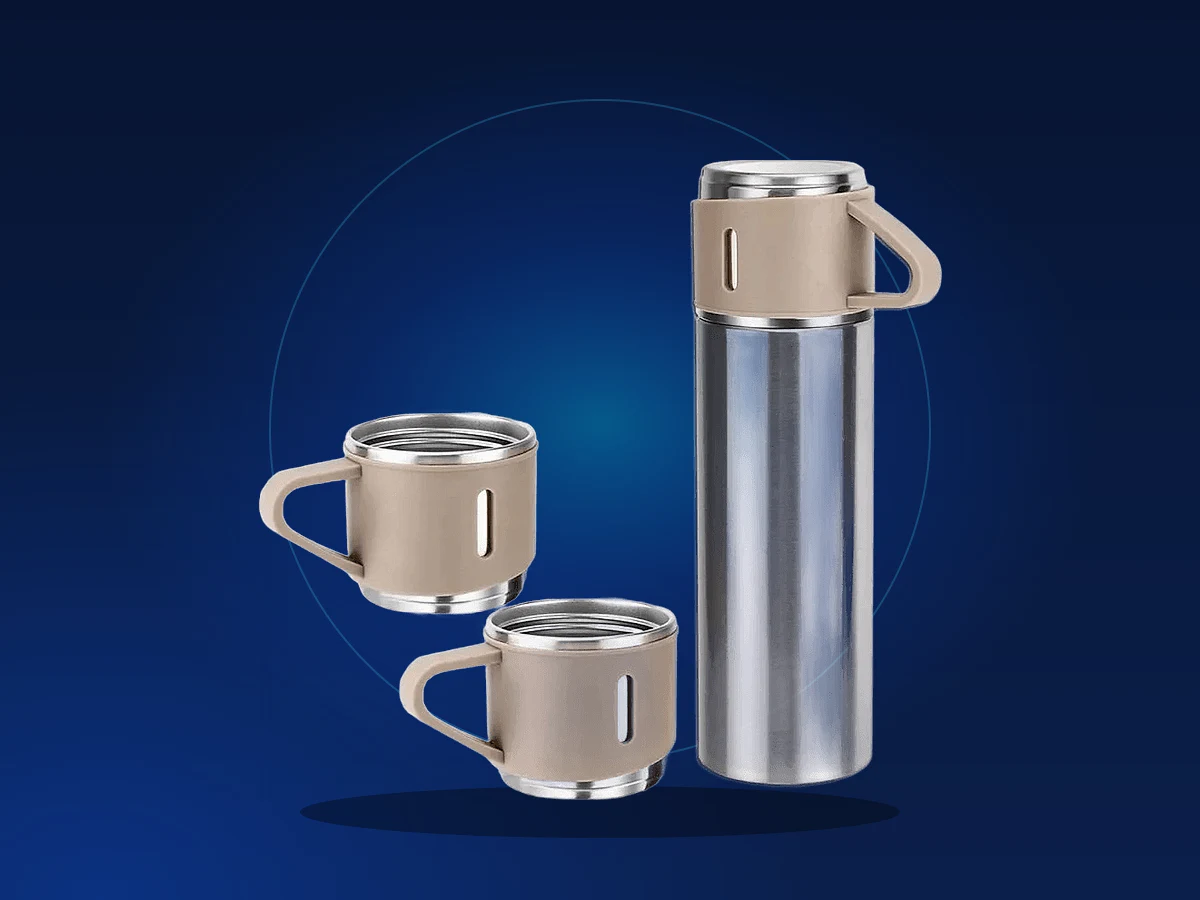 Kit garrafa térmica com xícaras em fundo azul