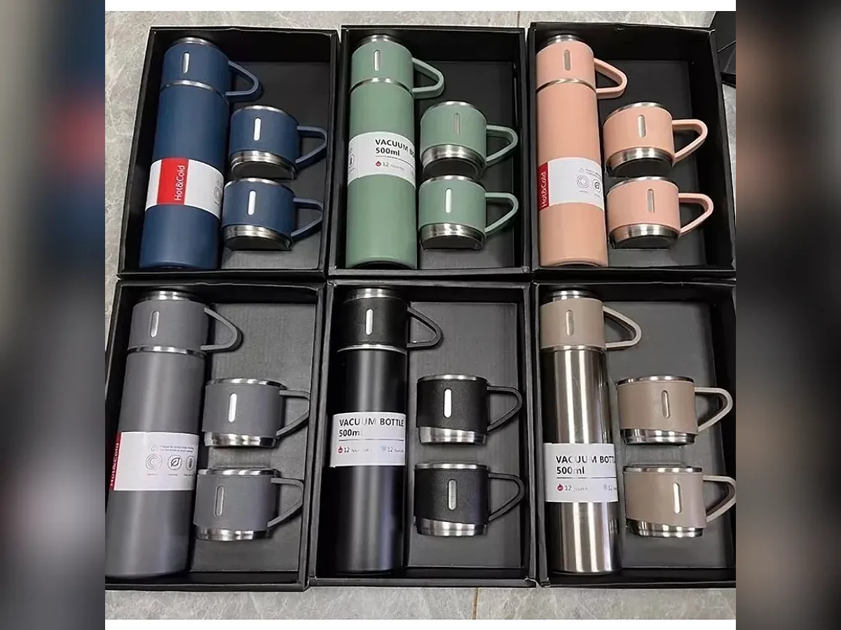 Kit garrafa térmica com xícaras em uso