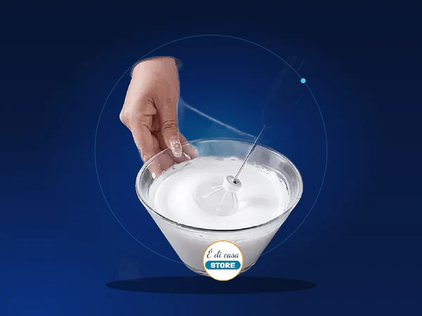 Mini mixer elétrico em fundo azul