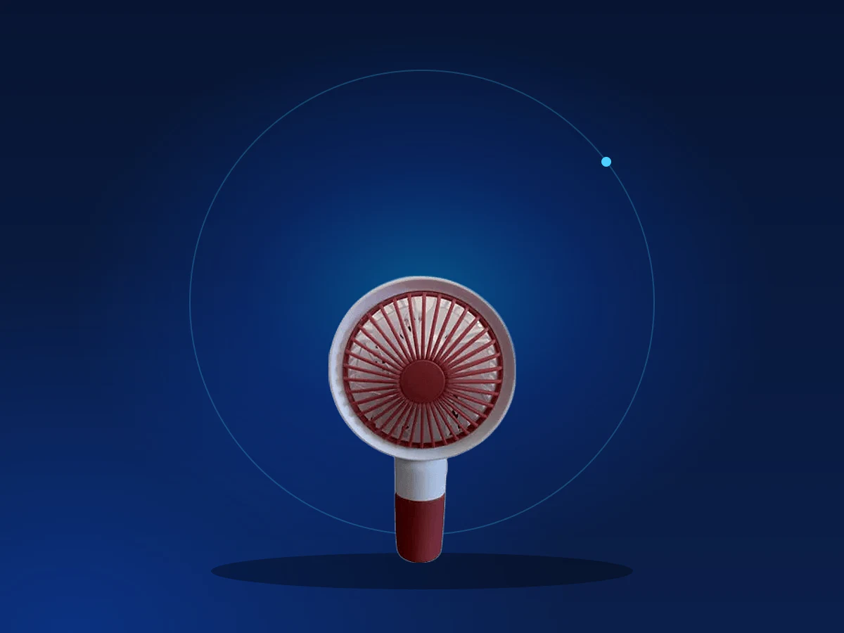 Mini ventilador portátil em fundo azul