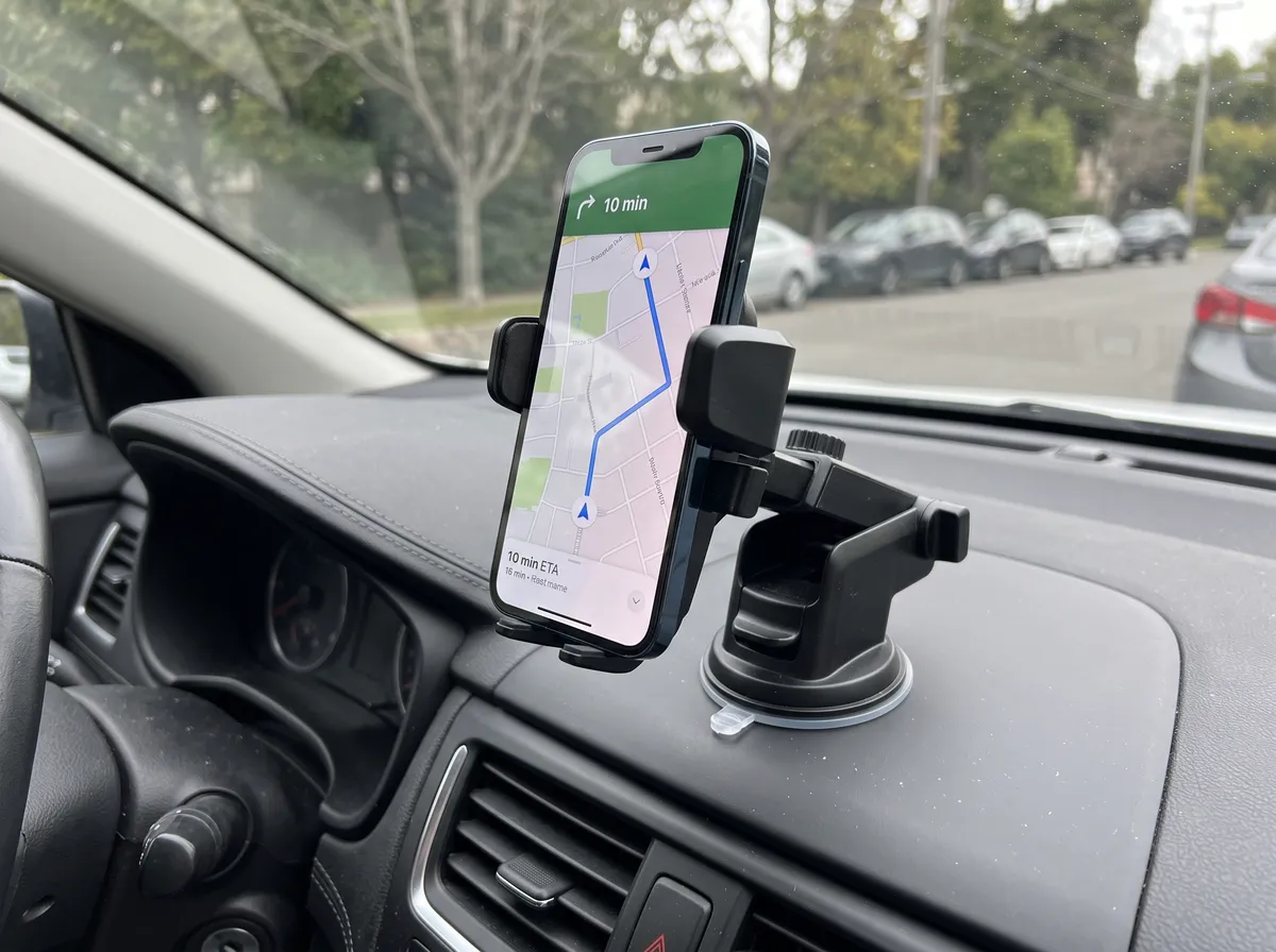 Suporte com ventosa preso no painel do carro mostrando o GPS no celular